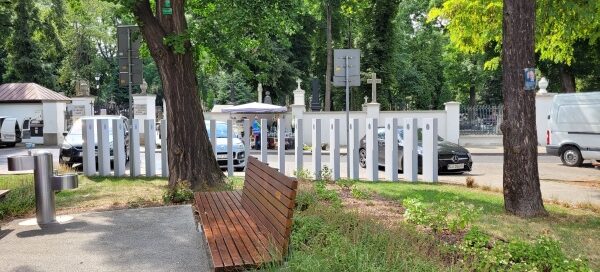 Skwer z roślinnością i ławkami.