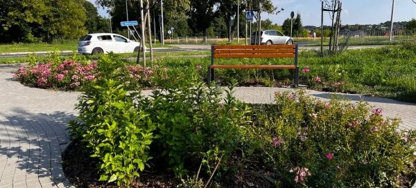 Skwer kieszonkowy z dużą ilością drzew. W ramach przedsięwzięcia zamontowano nowoczesne meble miejskie takie jak hamaki i leżaki a także ławki i kosze. Całość została uzupełniona nasadzeniami krzewów i bylin oraz traw ozdobnych.