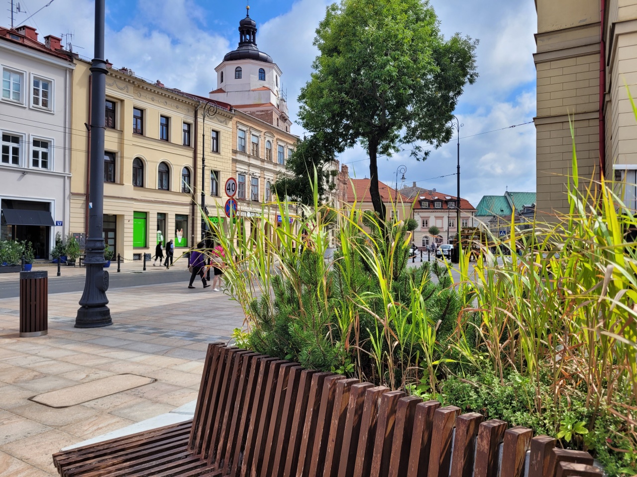 Betonowe ławki z miejscem na nasadzenia roślinne w centrum miasta.