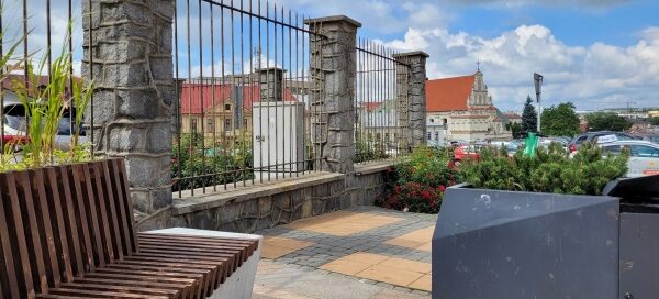 Betonowe ławki z miejscem na nasadzenia roślinne w centrum miasta.
