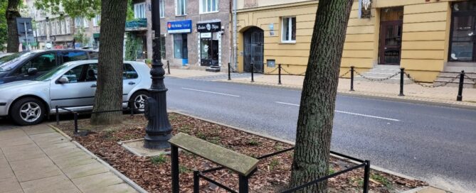 Miejsce odpoczynku pomiędzy chodnikiem a ulicą.