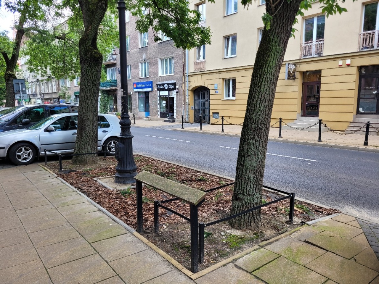 Miejsce odpoczynku pomiędzy chodnikiem a ulicą.
