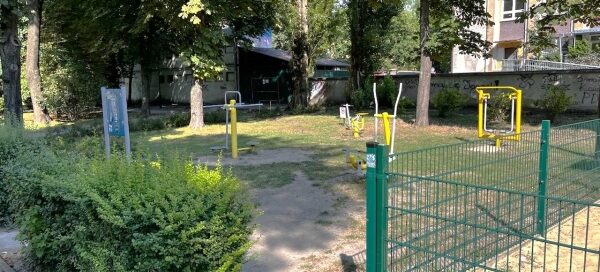 Siłownia znajdująca się na skwerze.