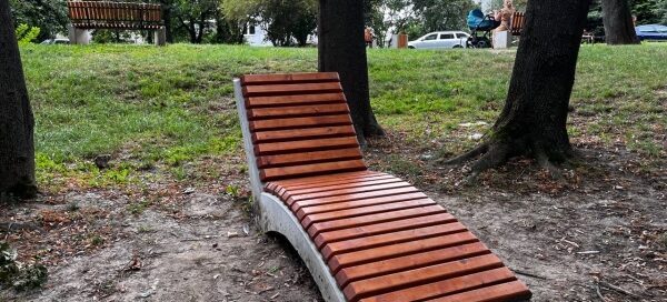 Meble miejskie. Betonowy leżak.