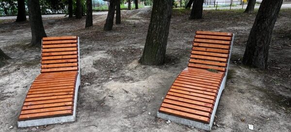 Meble miejskie. Dwa betonowe leżaki.
