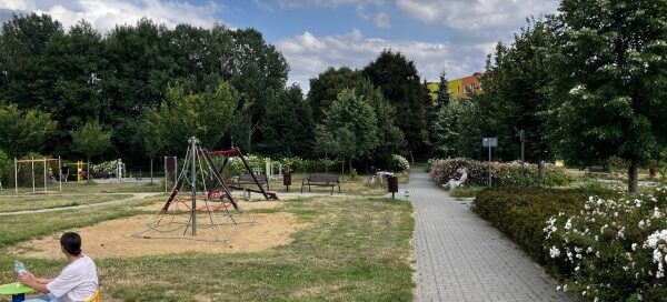 Plac zabaw dla dzieci, znajdujący się na skwerze.