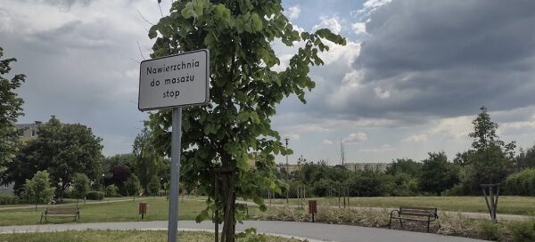 Nawierzchnia do masażu stóp ułożona z kamieni.
