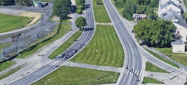 Pas zieleni pomiędzy ulicami.