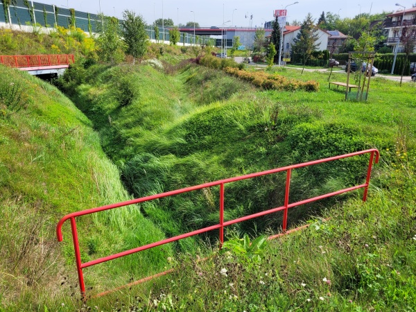 Tren zieleni za ekranami akustycznymi.