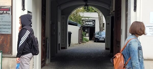 Widok z bramy na podwórko.