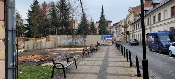Puste miejsce po zlikwidowaniu restauracji i wycięciu drzewa.