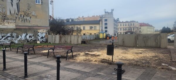 Puste miejsce po zlikwidowaniu restauracji i wycięciu drzewa.