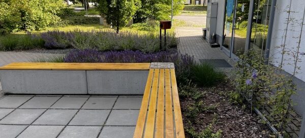 Ławki i podłoże skweru zrobione z betonowych płyt.