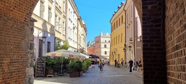 Widok z bramy na ogródek, przy jednej z restauracji.