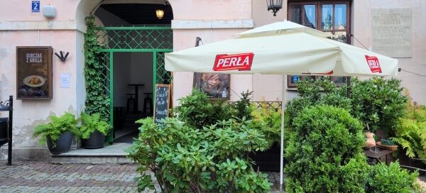 Roślinność zasadzona w donicach przed jedną z restauracji na Starym Mieście.