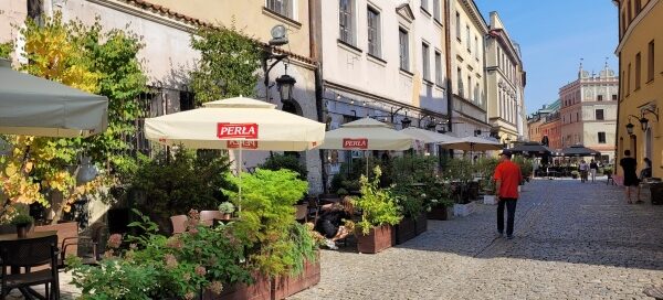 Roślinność zdobiąca ogródek przed jedną z restauracji mieszczących się na starym mieście.