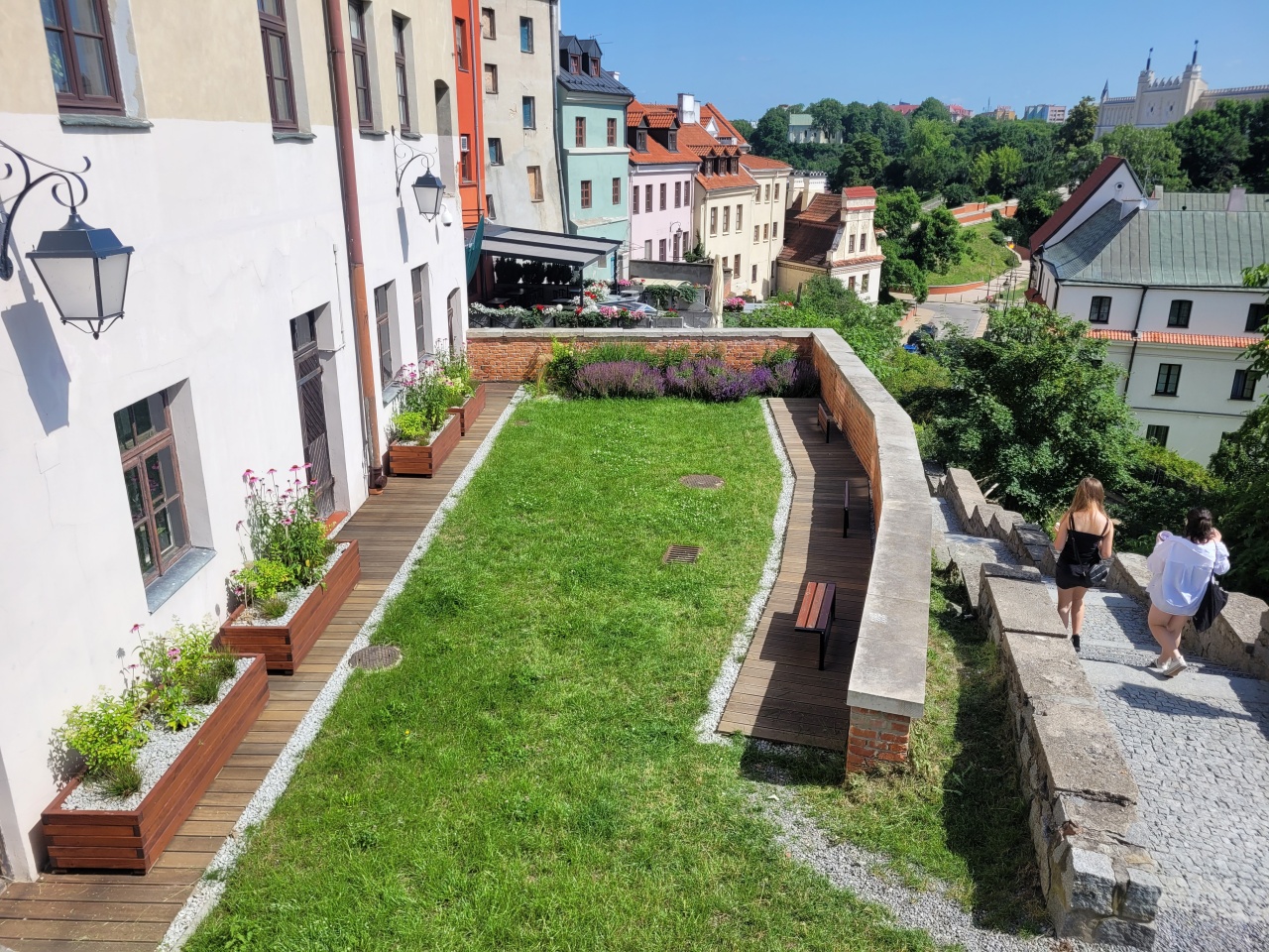Teren z trawnikiem i roślinnością w centrum Starego Miasta.