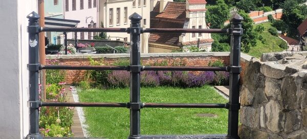 Trawnik przed kamienicą na Starym Mieście.
