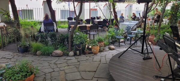 Pdłoże ogródka gastronomicznego wykonane z nieregularnych płyt kamiennych.