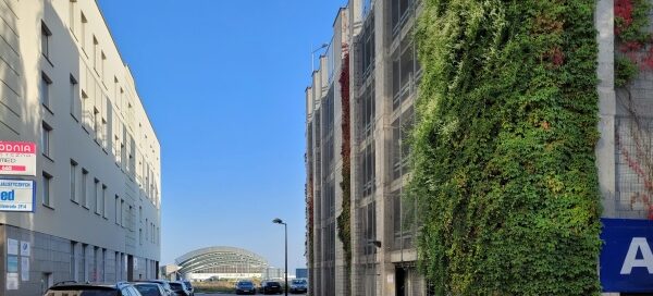 Wielopoziomowy parking, na ścianach którego, zasadzono pnącza.