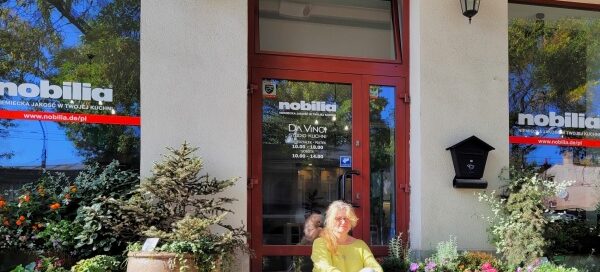 Roślinność w donicach przed sklepem.