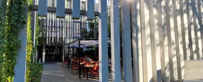 Dziedziniec zaprojektowany w bryle CSK, specjalnie na ogródek gastronomiczny. Składa się z trzech elementów: betonowych słupów, szklanej elewacji i zieleni (dwóch drzew i pnączy).