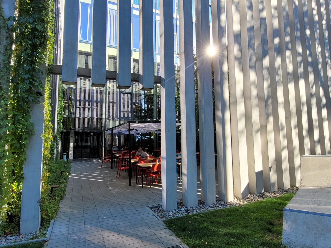 Dziedziniec zaprojektowany w bryle CSK, specjalnie na ogródek gastronomiczny. Składa się z trzech elementów: betonowych słupów, szklanej elewacji i zieleni (dwóch drzew i pnączy).