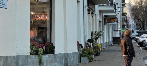 Lokal usługowy usytuowany na rogu ulic.