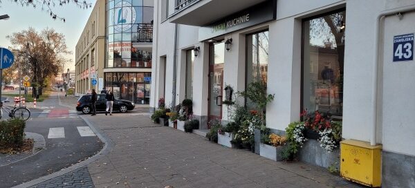 Lokal usługowy usytuowany na rogu ulic.