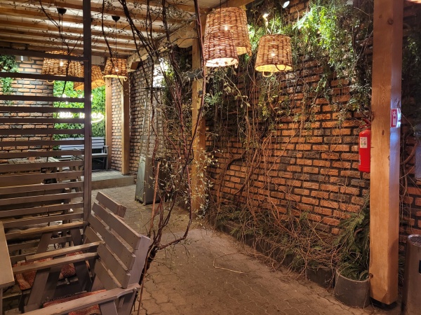 Wnętrze restauracji ozdobionej pnączami.