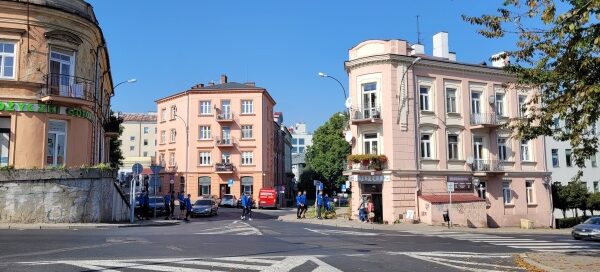 Skrzyżowanie, przy którym, mieści się kawiarnia.