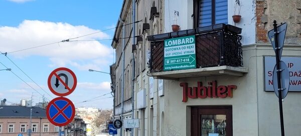 Kamienica z balkonem na Starym Mieście.