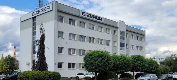 Drzewa, ozdobne krzewy i trawy tworzą liczne kompozycje krajobrazowe w przestrzeniach należących do firmy.