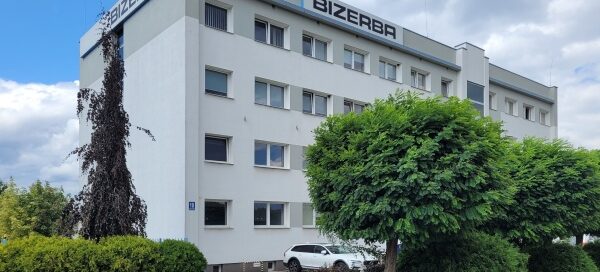 Drzewa, ozdobne krzewy i trawy tworzą liczne kompozycje krajobrazowe w przestrzeniach należących do firmy.