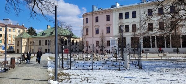 Ogrodzenie stacji meteorologicznej. Przęsła ogrodzenia ozdobione są czarnymi kwadratami, które pełnią rolę maskującą.