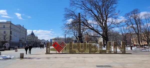 Plac Litewski. Widoczny napis - I love Lublin. W tle wysokie drzewa.
