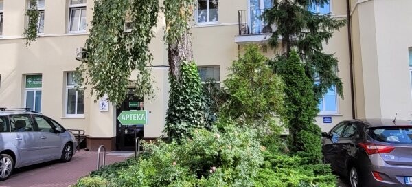 Wyspa z drzewem i roślinnością na jednym z podwórek.