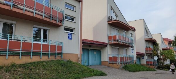 Budynki mieszkalne, przed którymi, widoczne są pasy trawnika.