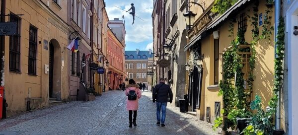 Pnącza ozdabiające wejście do jednej z restauracji na Starym Mieście.