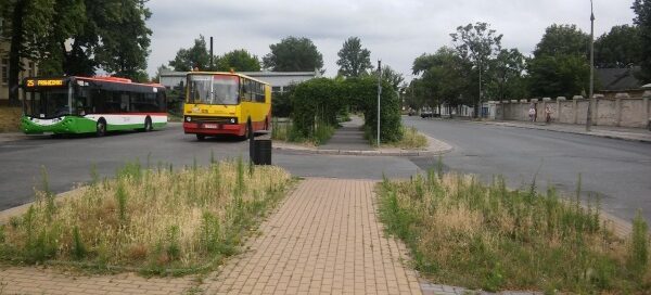 Pergole ustawione nad chodnikiem dla pieszych. obok przystanka autobusowego.