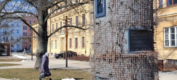 Projektor na Placu Litewskim. Fotografia robiona w okresie zimowym.