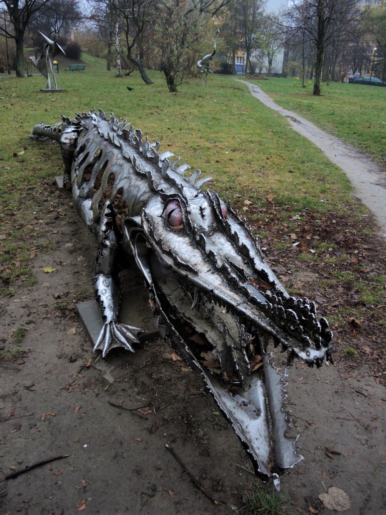 Metalowa rzeźba o nazwie "Krokodyl" ustawiona na skwerze jednego z lubelskich osiedli mieszkaniowych.