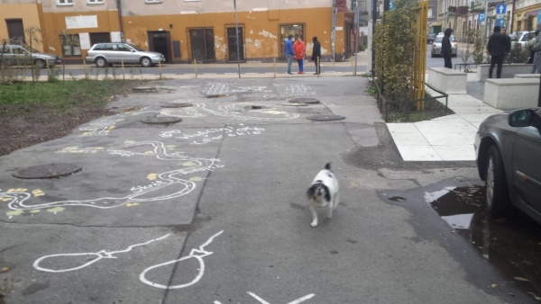 Asfaltowa droga, na której, namalowano miejsca do gier dla dzieci.
