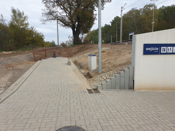 Brukowane alejki obok wejścia na dworzec PKP.