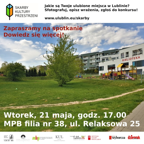 Fotografia konkursowa. Teren trawnika z drzewm, na osiedlu mieszkaniowym.